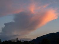 Leuchtendes, schräges Wolkenfeld neben Schloß Hohenaschau